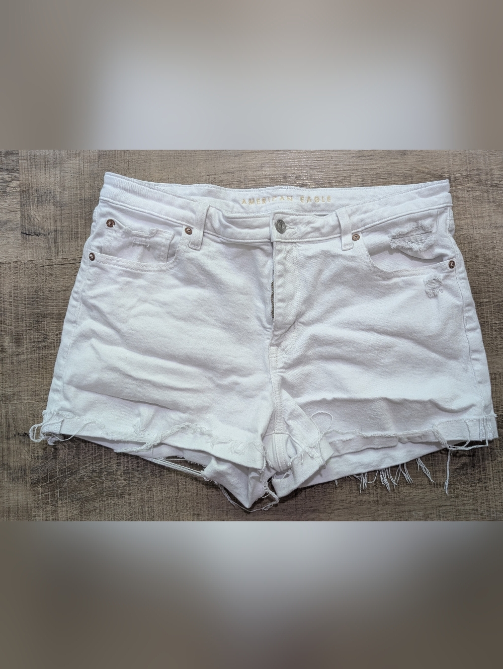 American Eagle Outfitters Women’s White Distressed Denim Shorts Size 14. Stretch